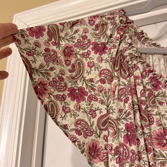 Patrons of peace~ Paisley and floral print with colors of sage and pinks.Size M - Picture 6 of 9